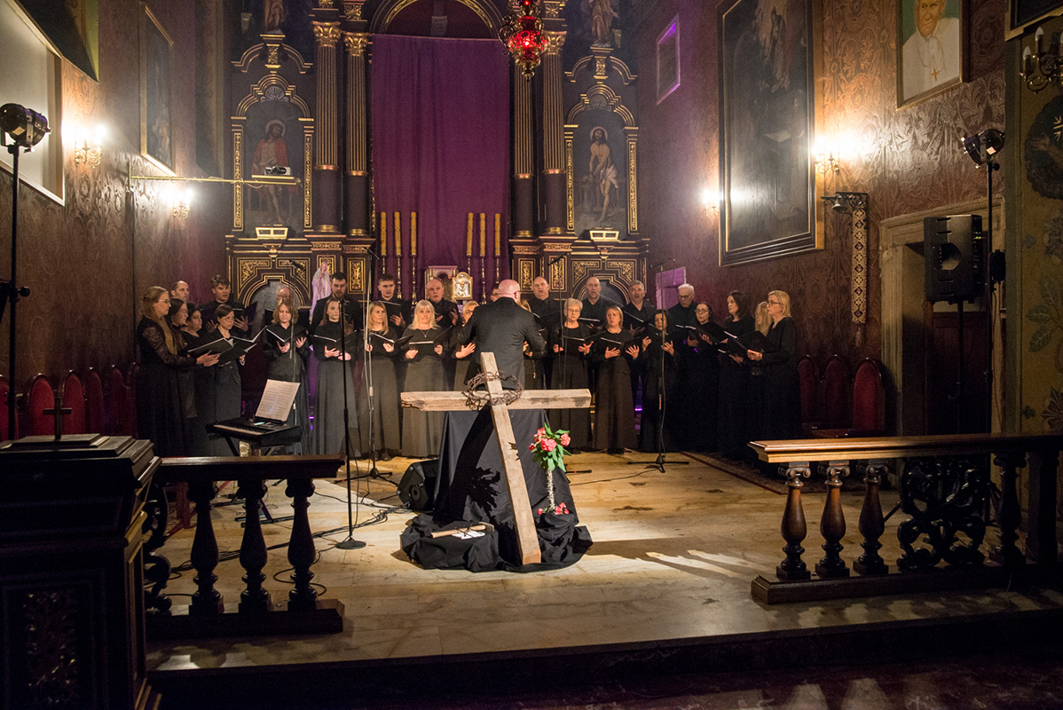 Koncert Pieśni Pasyjnych "Drzewo Krzyża" we franciszkańskiej świątyni