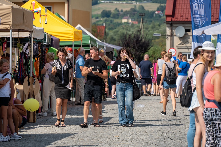 Prezentacja wystawców Jarmarku Produktu Lokalnego na Dożynkach i Festiwalu Fasoli w Zakliczynie 